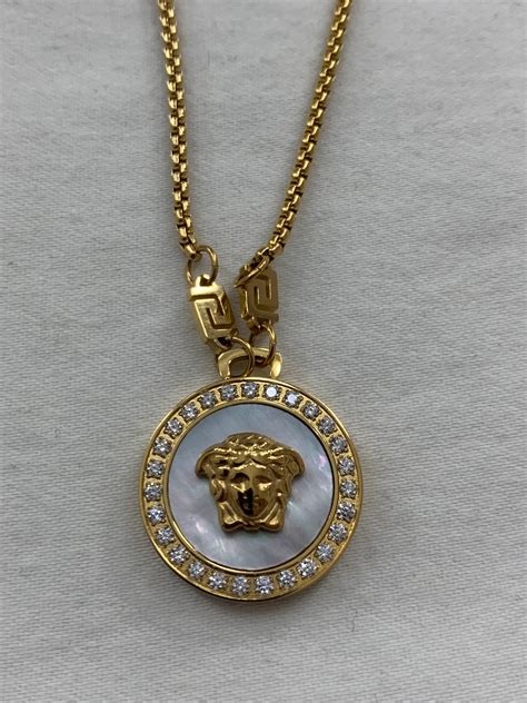 collar versace mujer precio|Versace colgantes mujer .